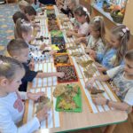 Dzieci wykonują obrazy z darów natury