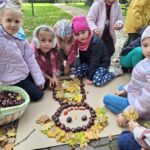 Dzieci wykonują sensoryczny obraz z darów jesieni