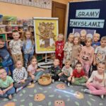 Dzieci z oddziału Biedronek z drzewem