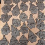 Ceramiczne Mikołaje wykonane przez dzieci z oddziału Biedronek
