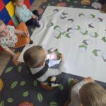 Chlopiec-dzieli-na-sylaby-wyrazy-z-zoledzia