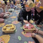 Chłopiec dzieli wyrazy na sylaby