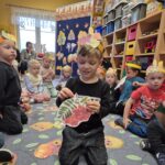 Chłopiec z obrazkiem jarzębiny