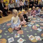 Co się schowało pod drzewkiem- zabawa dydaktyczna