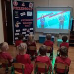 Dzieci oglądają film edukacyjny