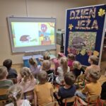 Dzieci oglądają film edukacyjny o jeżach