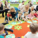 Dzieci podczas zabawy w kolorowe jabłka