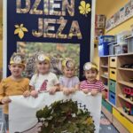 Dzieci prezentują jeża z liści