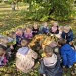 Dzieci przygotowały domek dla jeża w praku