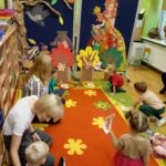 Dzieci segregują dary jesieni