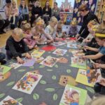 Dzieci składają obrazek