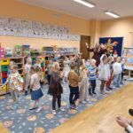 Dzieci śpiewają piosenkę rodzicom