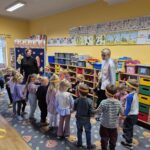 Dzieci tańczą Małe czerwone jabłuszko