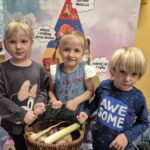 Dzieci trzymajÑ kosz z warzywami