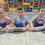 Dzieci wałkują glinę