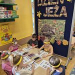 Dzieci wykonują kartę pracy
