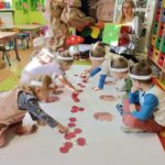 Dzieci z grupy Żuczki ćwicza liczenie
