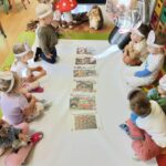 Dzieci z grupy Żuczki poznają wiadomości o jeżyku