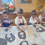 Dzieci z oddziału Biedronek w czasie warsztatów