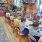Dzieci z oddziału Biedronek w czasie warsztatów ceramicznych