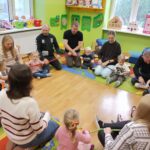 Dzieci z rodzicami podczas piosenki Kolory zmieniamy