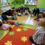 Dzieci zwijaja sie w kłębek jak jeż