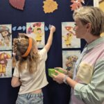 Dziewczynka przypina krople deszczu