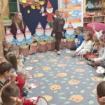 Dziewczynka wkłada obrazek do kosza