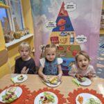 Dziewczynki przygotowujÑ zdrowÑ kanapke