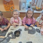 Dziewczynki w czasie warsztatów ceramicznych
