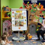 Nauczycielka pokazuje historyjkę obrazkową