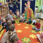 Przedszkolaki odpowiadają na pytania o jesieni