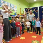 Przedszkolaki recytują wierszyk