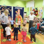 Przedszkolaki tańczą do piosenki na przywitanie