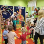 Przedszkolaki tańczą w kółku