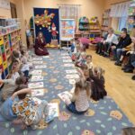 Przedszkolaki układają puzzle