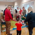 Zabawa integracyjna Mrówek z gumą SI