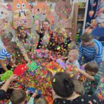 Zabawa-kolorowymi-listkami