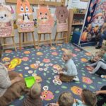 Zabawa-matematyczna-dzieci-wrzucaja-do-koszykow-dary-jesieni