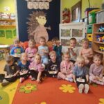 Zdjęcie grupowe Żuczków z praca plastyczna jezyki