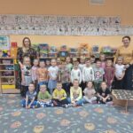 Zdjęcie grupowe uczestników warsztatów ceramicznych