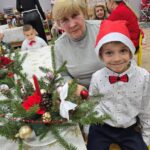 Babcia-z-wnuczkiem-prezentuja-stroik