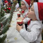 Chlopcy-pija-goraca-czekolade-z-piankami