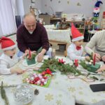 Chlopcy-tworza-z-tatusiami-stroiki