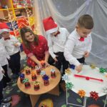 Chlopiec-kreci-strzalka-losujac-upominek