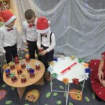 Chlopiec-podnosi-kubek-z-wylosowana-kokarda