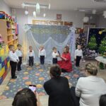 Chlopiec-recytuje-wierszyk-o-oplatku