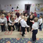 Dzieci-dziela-sie-oplatkiem-z-najblizszymi