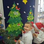 Dzieci-ubieraja-filcowa-choineczke