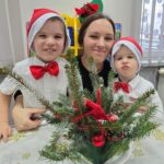 Mamusia-z-synkami-prezentuja-stroik